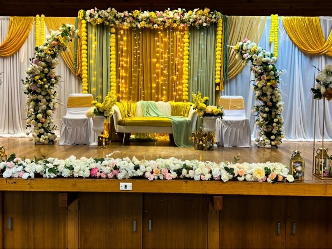 Organic balloon garland arch installation